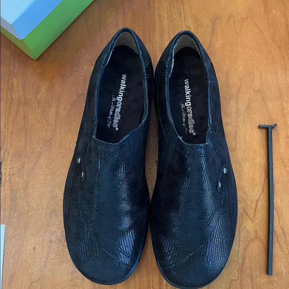 NWT Walking Cradle Orthotic AMP Black Patent Lizard Print Leather Flats. 7.5 WW.
